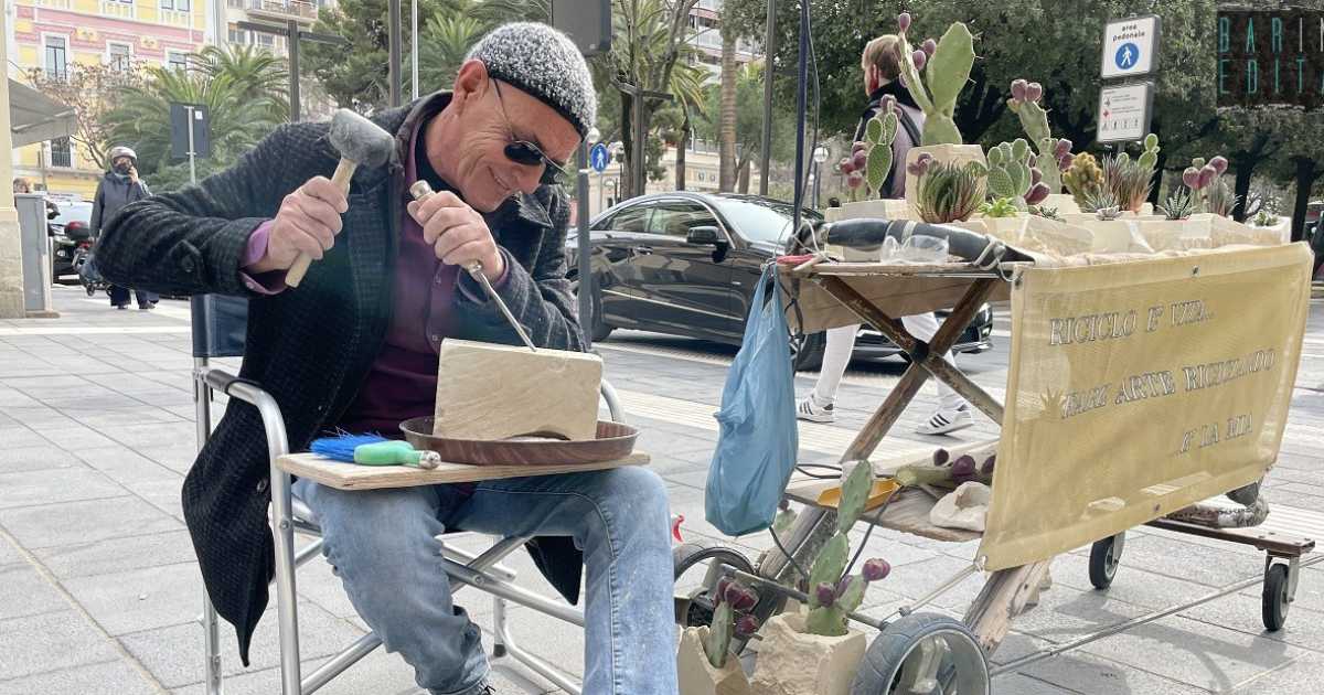La storia di Jumpy, lo scalpellino di via Sparano che vende vasi in pietra riciclata ai passanti 